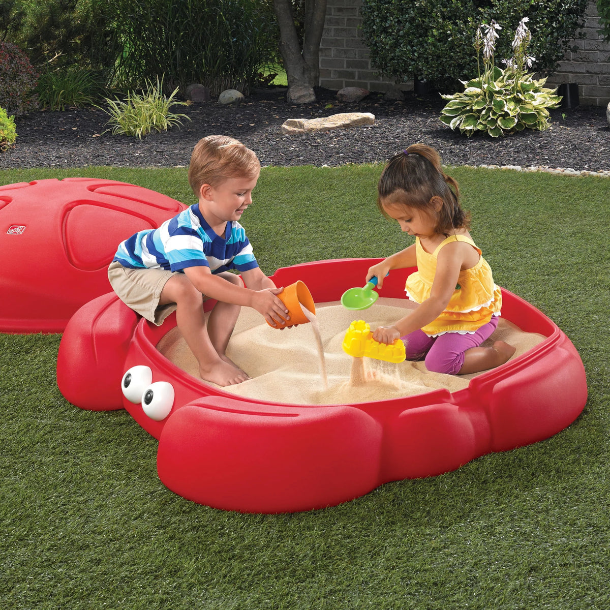 Red Plastic Outdoor Sandbox with Cover M7301