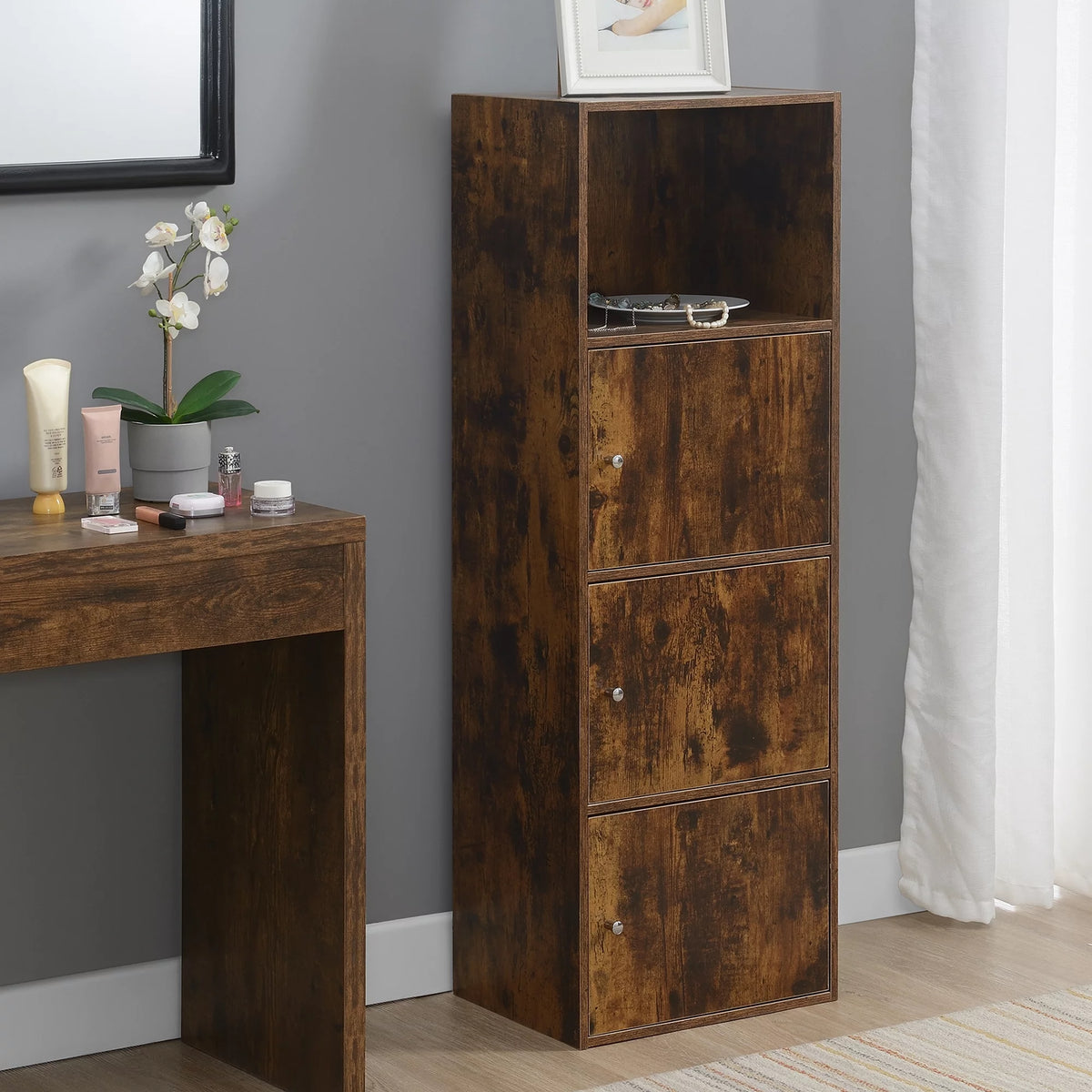 3 Door Cabinet with Shelf I686